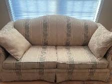 Loveseat / Pullout Bed