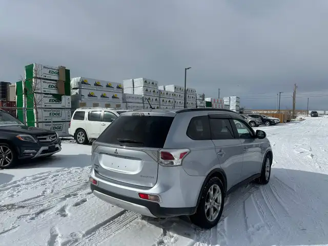2015 Mitsubishi Outlander SE 4WD V6 : Very Well Serviced - Photo 4