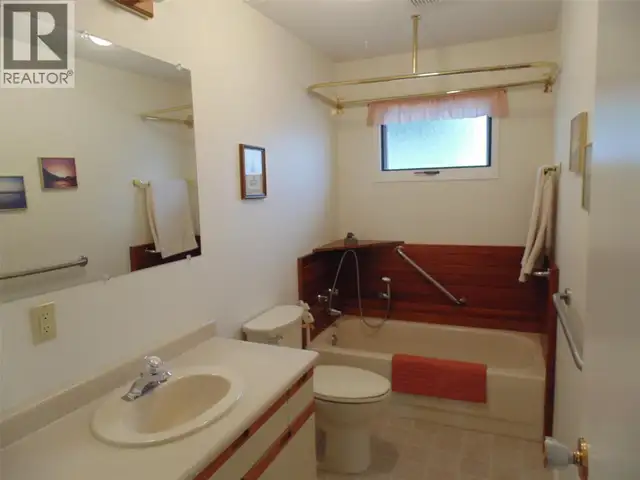 3 bed 1.5 Bath Rental house in South Castlegar - walk to school - Photo 2