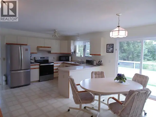 3 bed 1.5 Bath Rental house in South Castlegar - walk to school - Photo 5