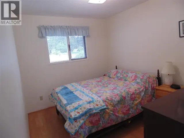 3 bed 1.5 Bath Rental house in South Castlegar - walk to school - Photo 7