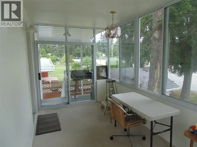 3 bed 1.5 Bath Rental house in South Castlegar - walk to school - Photo 8