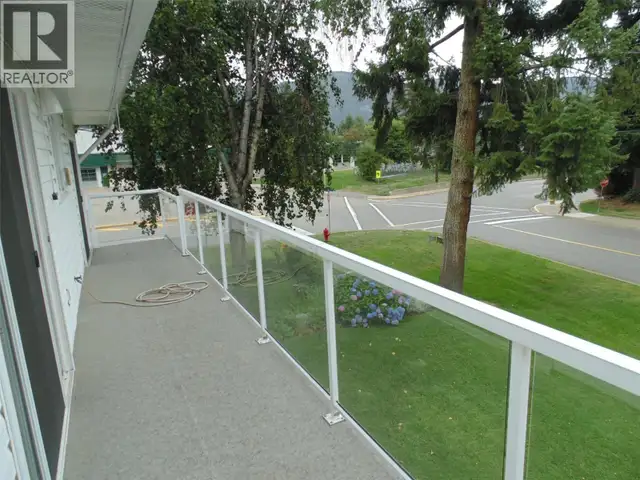 3 bed 1.5 Bath Rental house in South Castlegar - walk to school - Photo 9