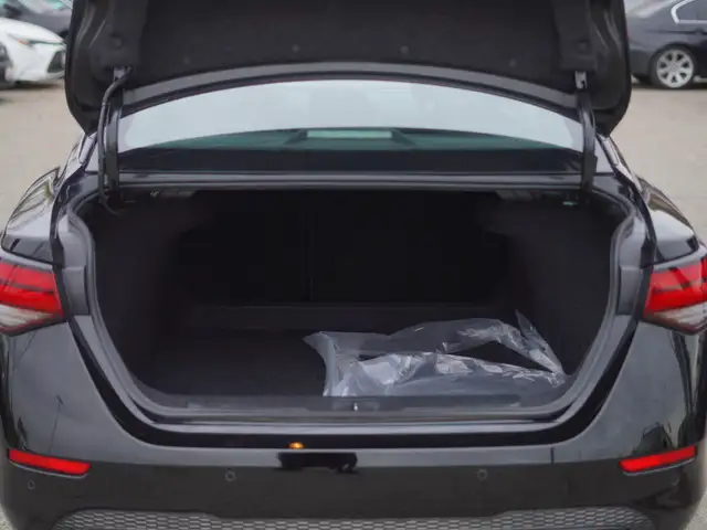 2022 Nissan Sentra SV, Sunroof, Alloy Wheels, Remote starter - Photo 11