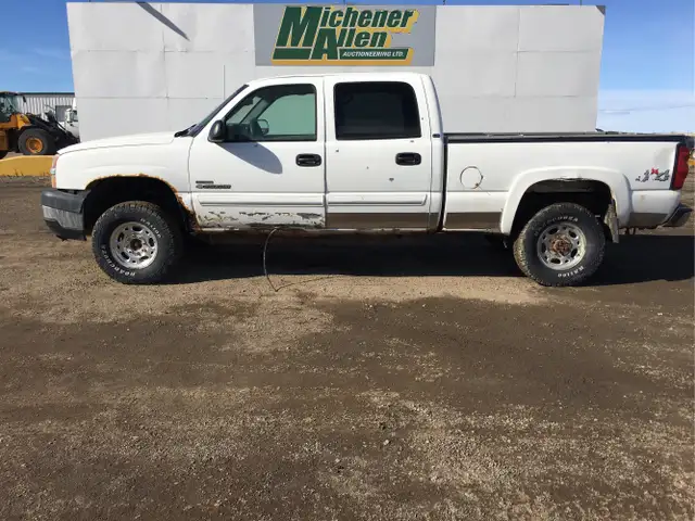 2003 Chevrolet Silverado 2500HD - Photo 2