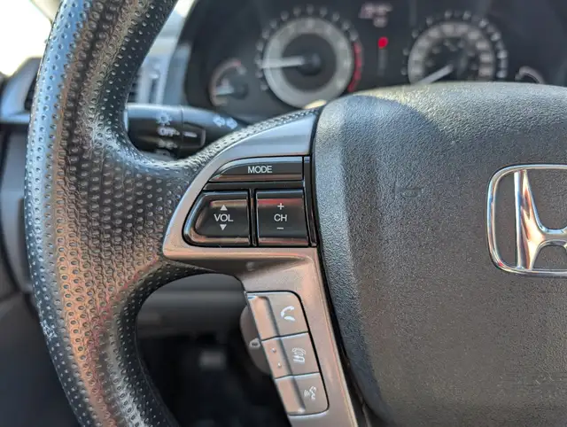 2015 Honda Odyssey SE | Back Up Cam | Remote Start | No Accident - Photo 28