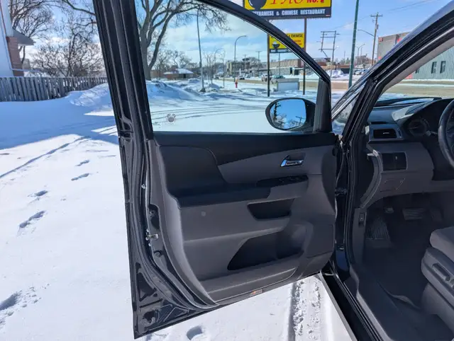 2015 Honda Odyssey SE | Back Up Cam | Remote Start | No Accident - Photo 35