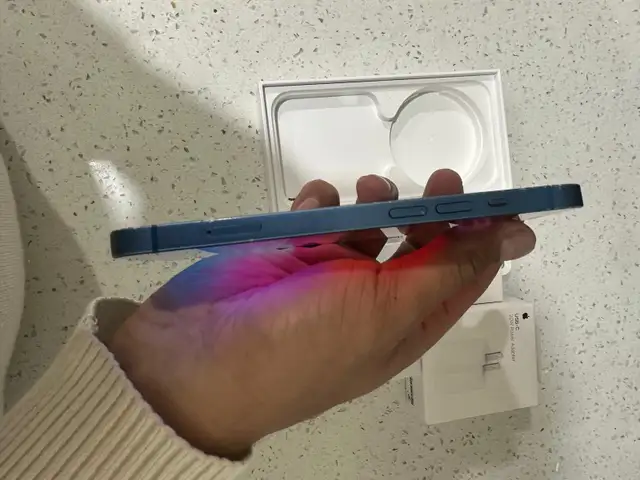 iPhone 13 128gb Airpods/Fast Charger/Delivery