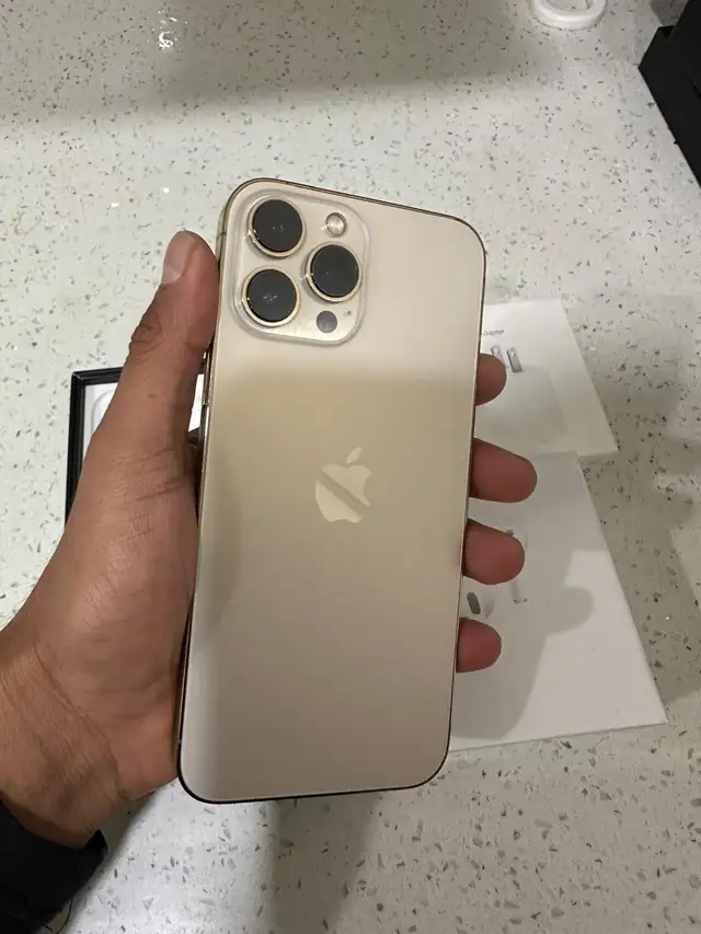 iPhone 13 Pro Max 128GB GOLD AirPods & Fast Charger - Photo 2