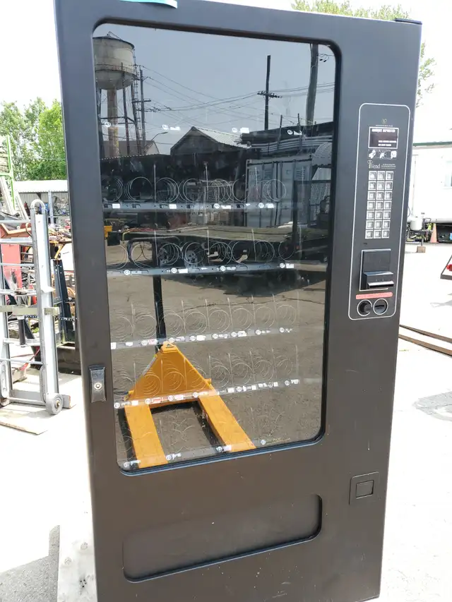 LARGE VENDING MACHINE READY TO USE