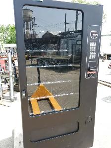 LARGE VENDING MACHINE READY TO USE