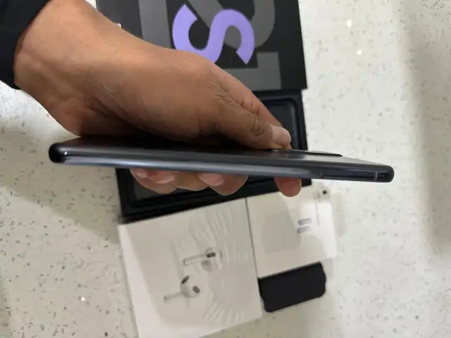 Samsung S21 128GB – Unlocked – Like New w/ AirPods & Charger - Photo 4