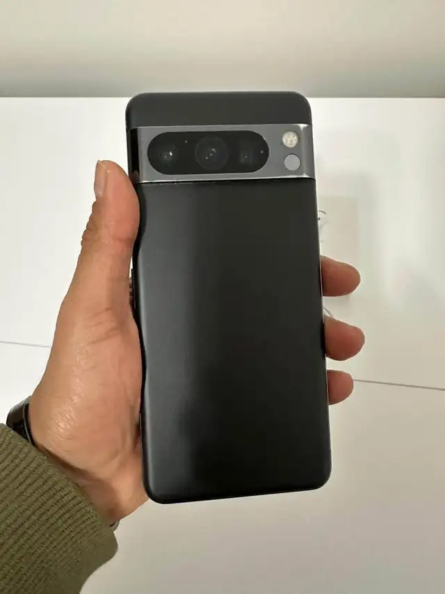 Google Pixel 8 Pro 256GB – AirPods & Adapter Included – Delivery - Photo 3