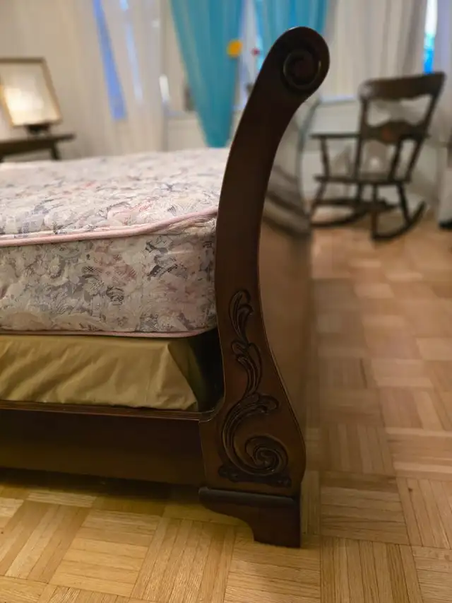Beautiful Solid Wood Double Bedroom Set! - Photo 2
