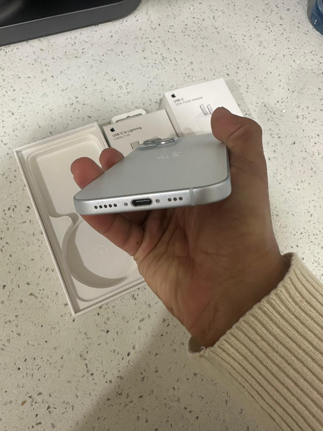 iPhone 15 128GB – Premium Bundle – AirPods & Charger – Delivery