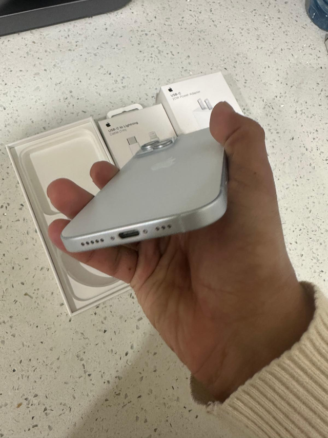 iPhone 15 128GB – Premium Bundle – AirPods & Charger – Delivery - Photo 4