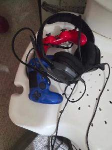 Ps4 with controllers & gaming headset - Photo 2