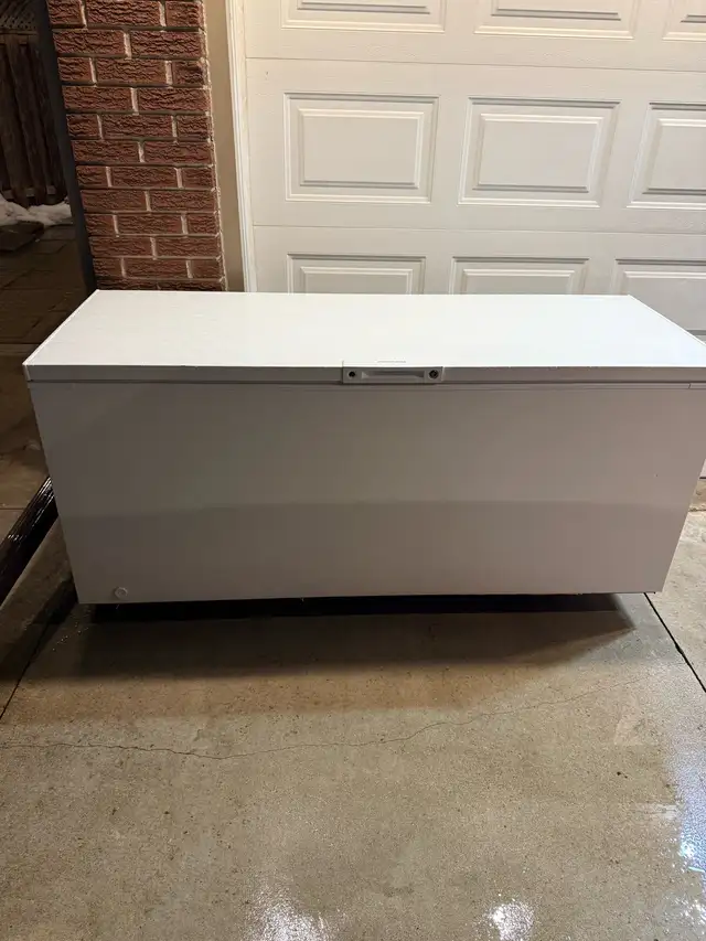 NICE FRIGIDAIRE CHEST FREEZER