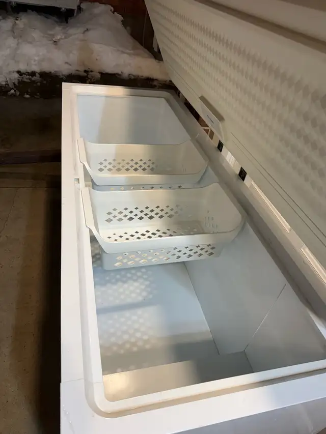 NICE FRIGIDAIRE CHEST FREEZER - Photo 2