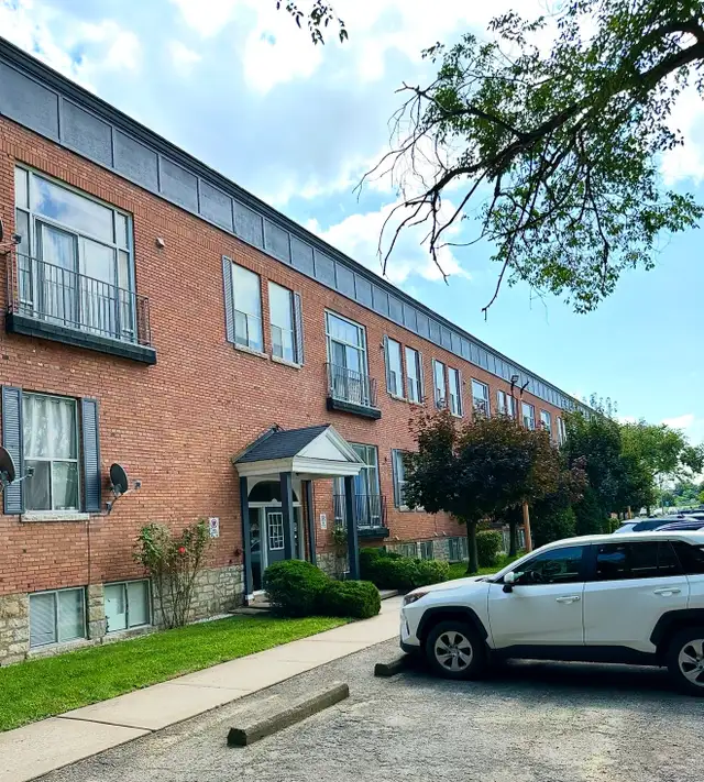 Large All Inclusive 1 Bdrm   Den Available April 1st - Photo 10