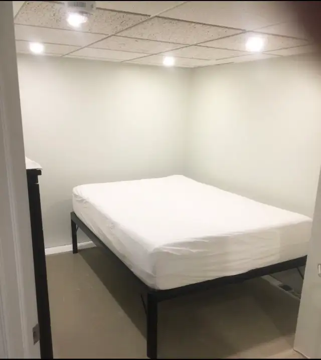 30 SECS to ST. CLAIR COLLEGE   SAVE $$ - PRIVATE ROOMS FOR RENT