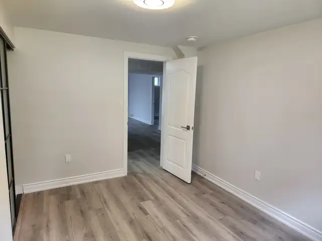 ALL INCLUSIVE Recently reno'd 2 bdrm 1 bath, laundry & parking - Photo 10