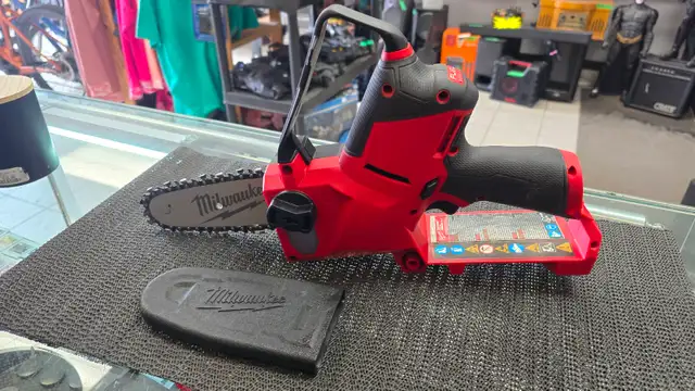 Milwaukee Tool M12 FUEL 6-inch HATCHET Pruning Chainsaw