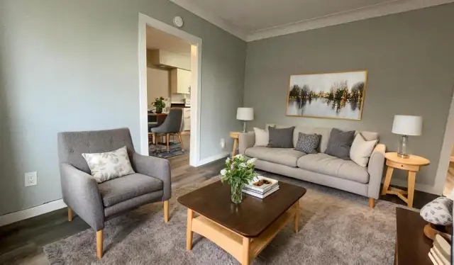 Renovated 3 Bedroom Apartment - Photo 2