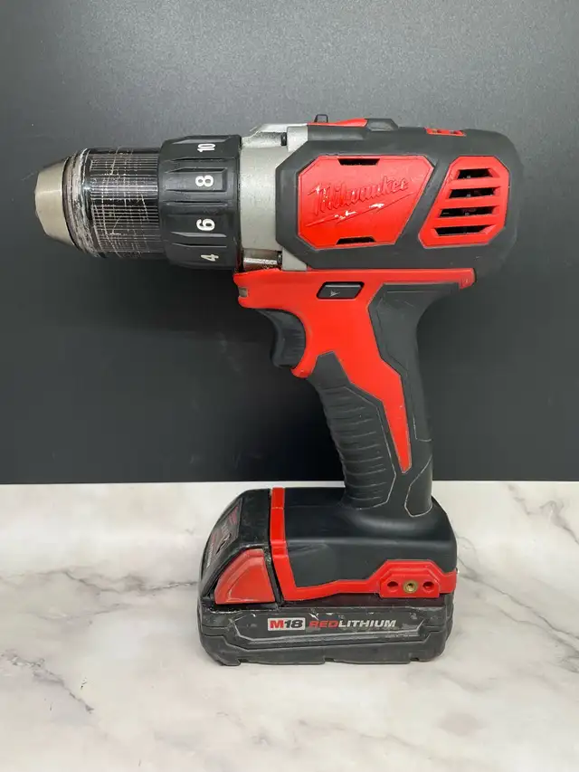 MILWAUKEE 1/2" DRILL 2606-20 W/BATTERY