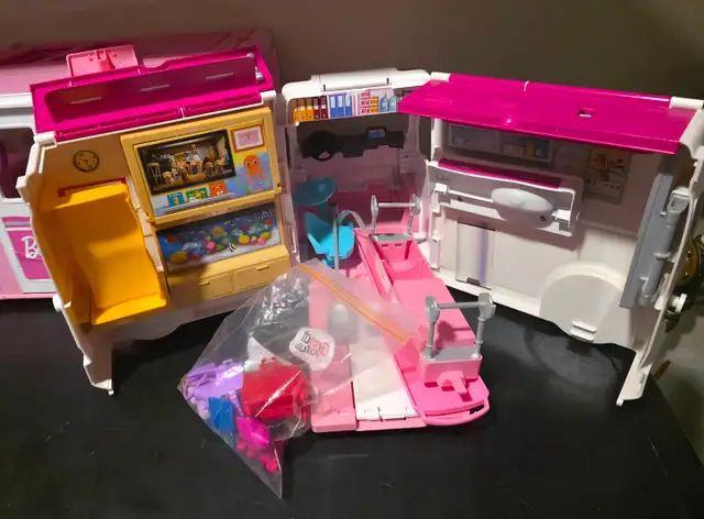 Barbie Ambulance with Barbie camper and all accessories - Photo 4