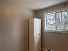 70 Emmerson St, Upstair, 3-bedroom(1bath1kt1F)South,all included - Photo 8