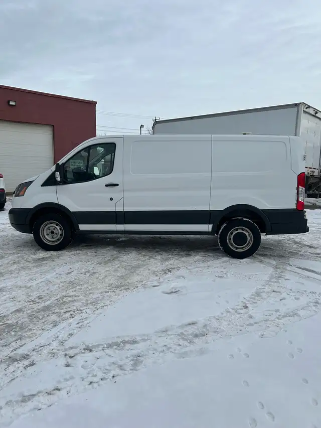 2017 Ford low roof cargo van - Photo 2