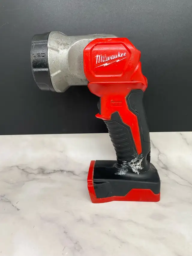 MILWAUKEE LED FLASHLIGHT 2735-20