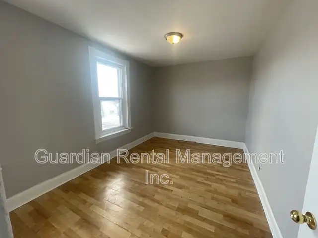 2-Bedroom, 1-Bath Apartment - 229 McKellar St S - $1795/month - Photo 6