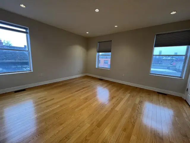 2 Bedroom   Den 2-Level Corner Apt. For Rent - Photo 3