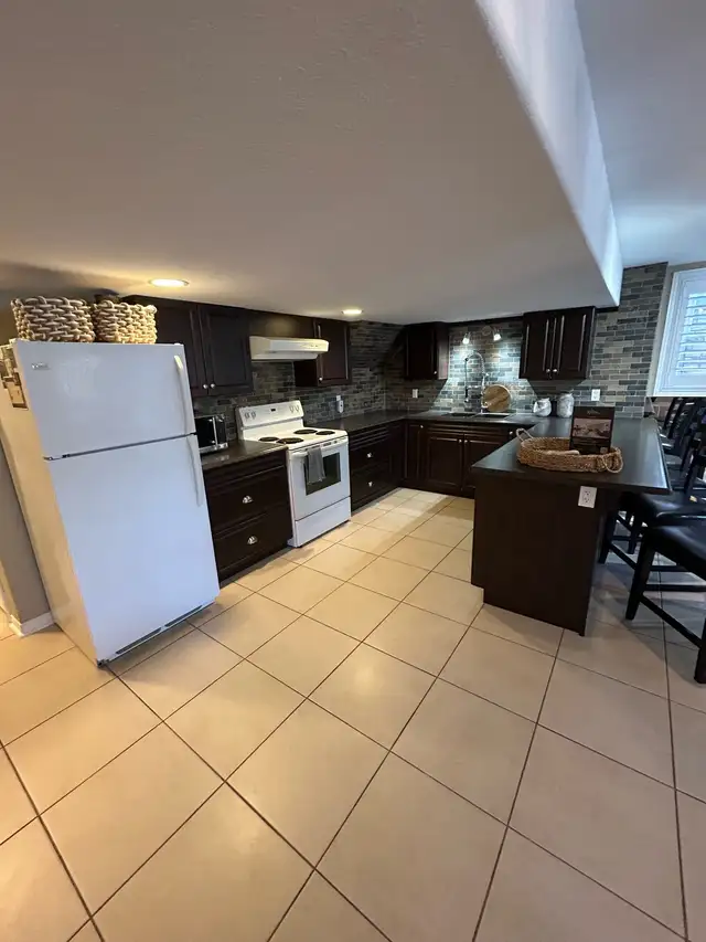 1 Bedroon Basement Apartment - Photo 2