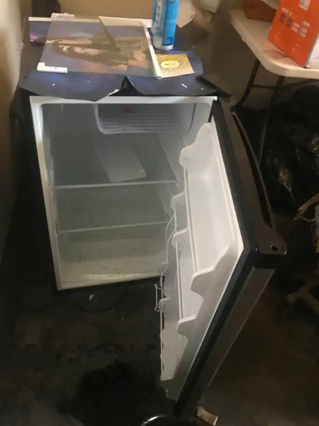 Mini Fridge larger size 4.4 Cu :  34 'H  20' Deep 21' wide - Photo 2