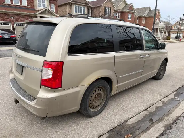 2013 Chrysler Town Country - Photo 5