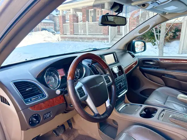 2013 Chrysler Town Country - Photo 8