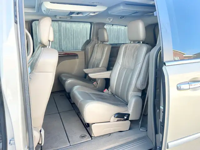 2013 Chrysler Town Country - Photo 9