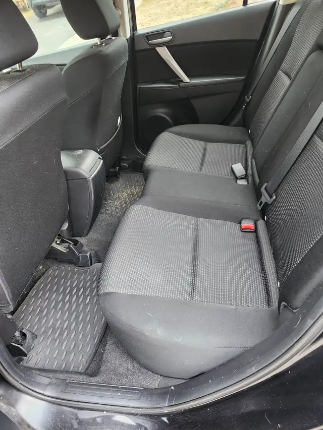 2012 Mazda 3 Sport GS Hatchback – 160,565 km  - $6,000 AS IS - Photo 4