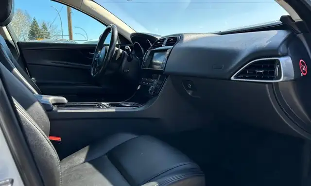 2018 Jaguar XE Premium AWD 2.0L I4 Turbo Diesel - Photo 11