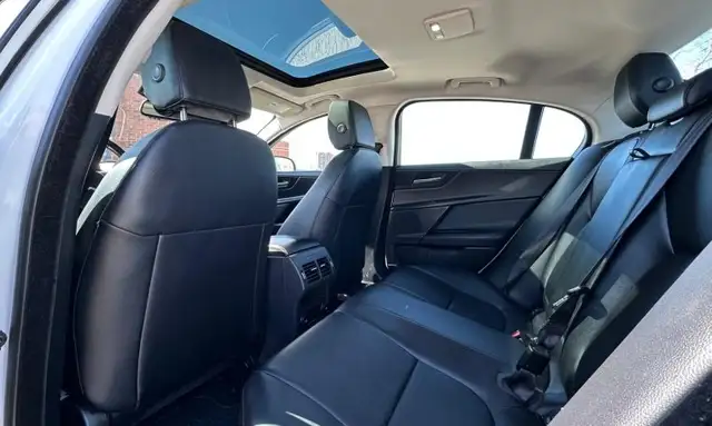 2018 Jaguar XE Premium AWD 2.0L I4 Turbo Diesel - Photo 13