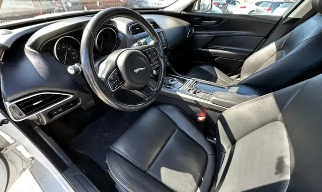 2018 Jaguar XE Premium AWD 2.0L I4 Turbo Diesel - Photo 16