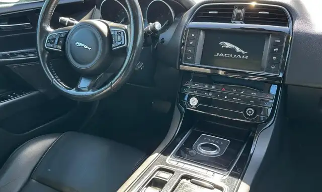 2018 Jaguar XE Premium AWD 2.0L I4 Turbo Diesel - Photo 17