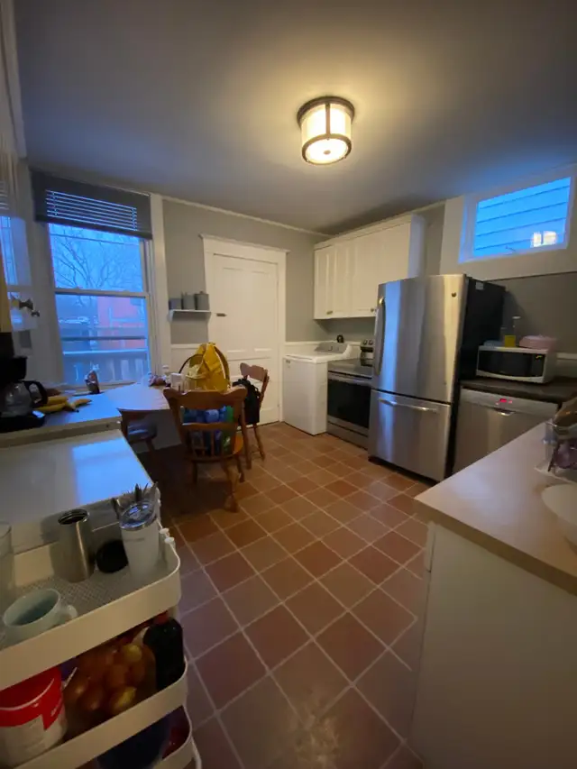 4-bedroom apartment on Henry St. - in a duplex - upstairs unit - Photo 4