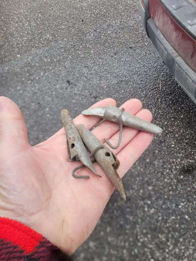 sap pails & spigot - Photo 2