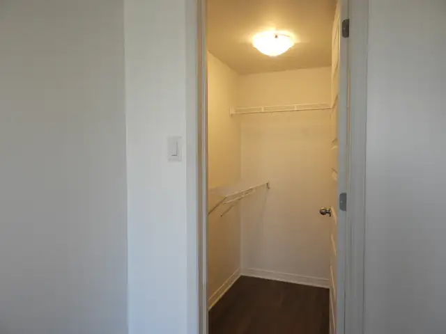 Condo de 2 chambres/5 electros/1 Remise/1Parking/Rivermead - Photo 12