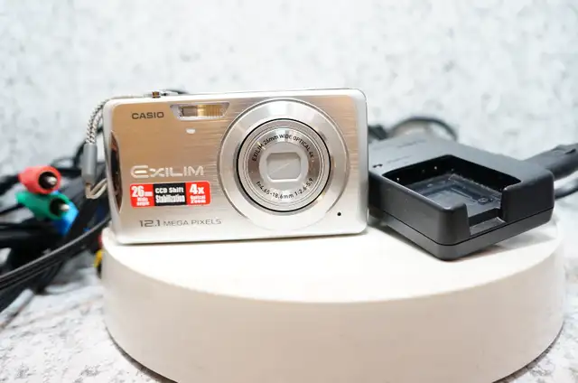 Casio Exilim EX-Z280 12.1 Mp Point & Shoot Camera - Photo 2