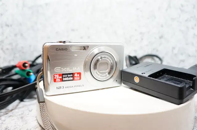 Casio Exilim EX-Z280 12.1 Mp Point & Shoot Camera - Photo 4